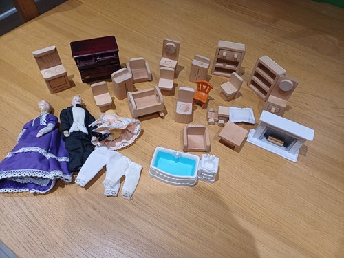 Vintage wooden dolls house - dolls,